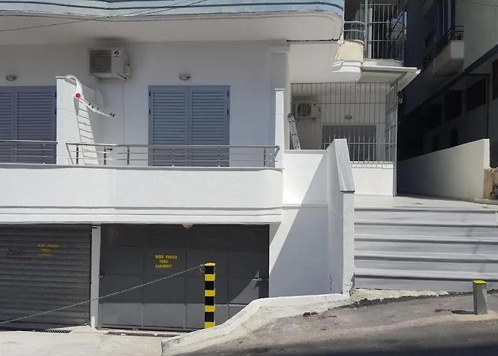 2 Bedroom Apartment 100M From Beach
